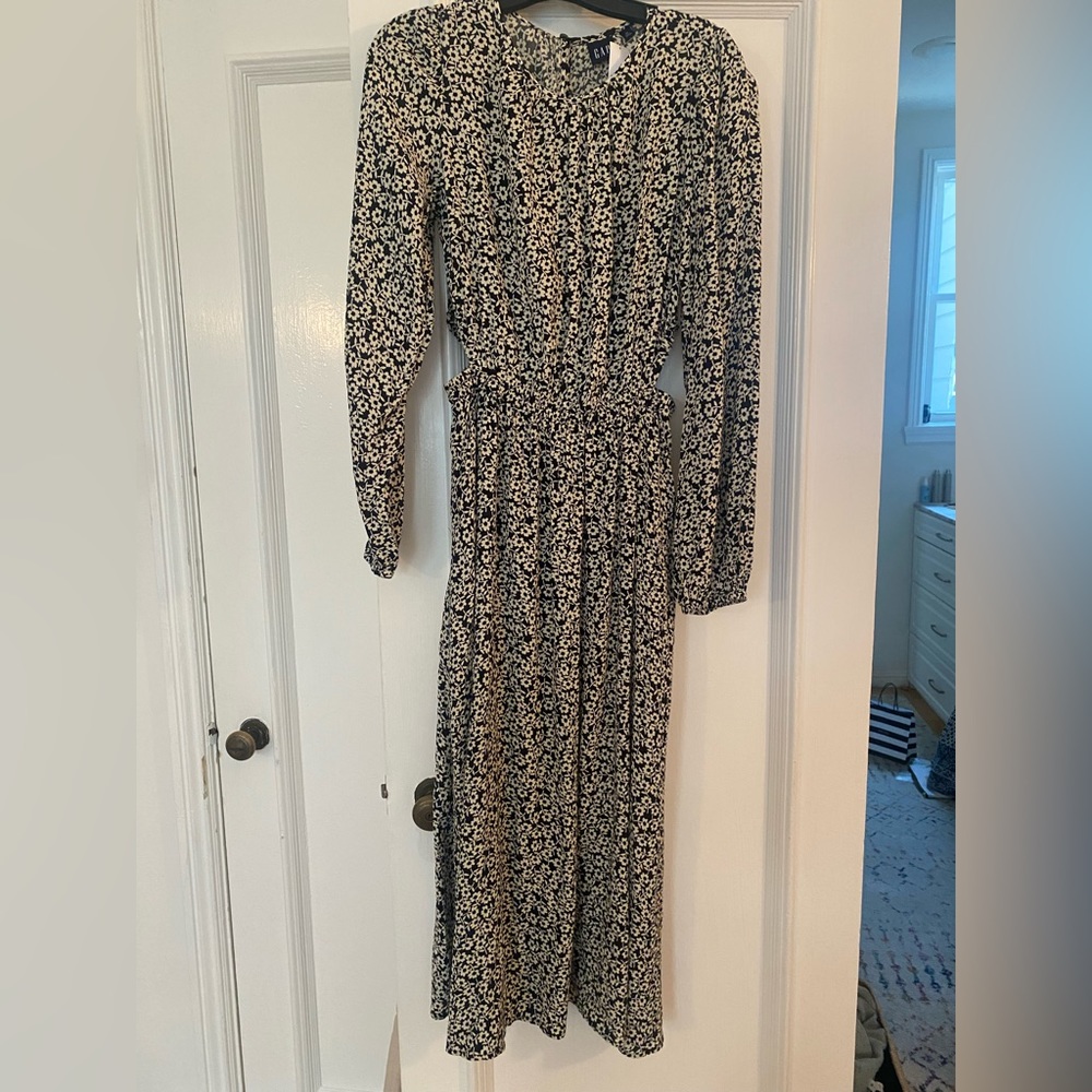 GAP Cutout Midi Dress
$118.00 
M | black & white floral